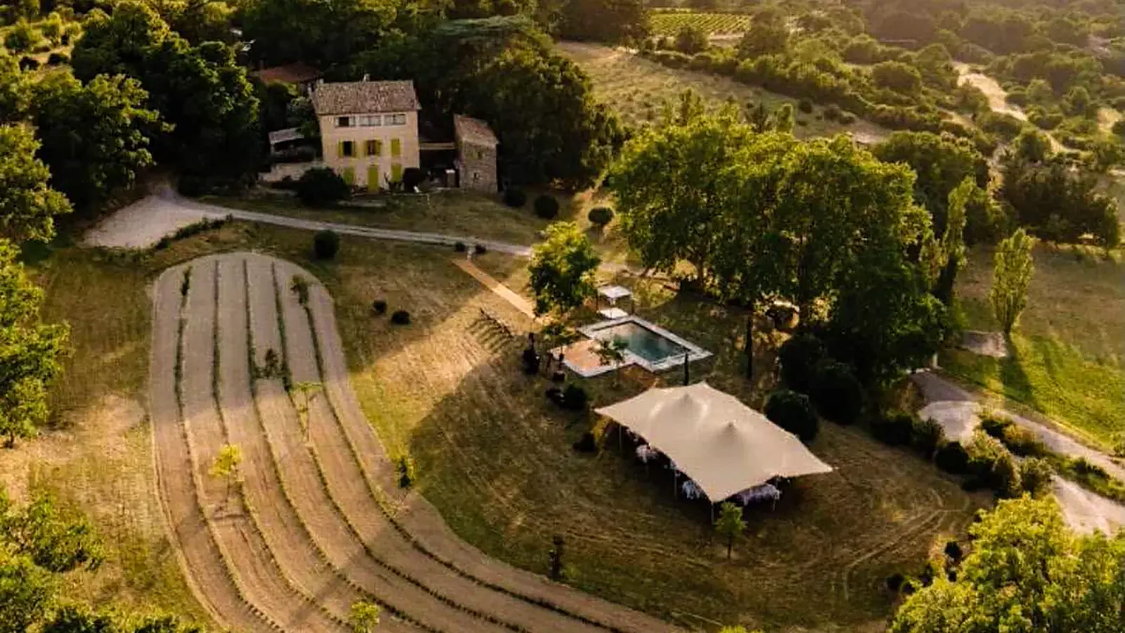 Prix de location d’une tente pour 150 personnes : prévoir le repas et la soirée