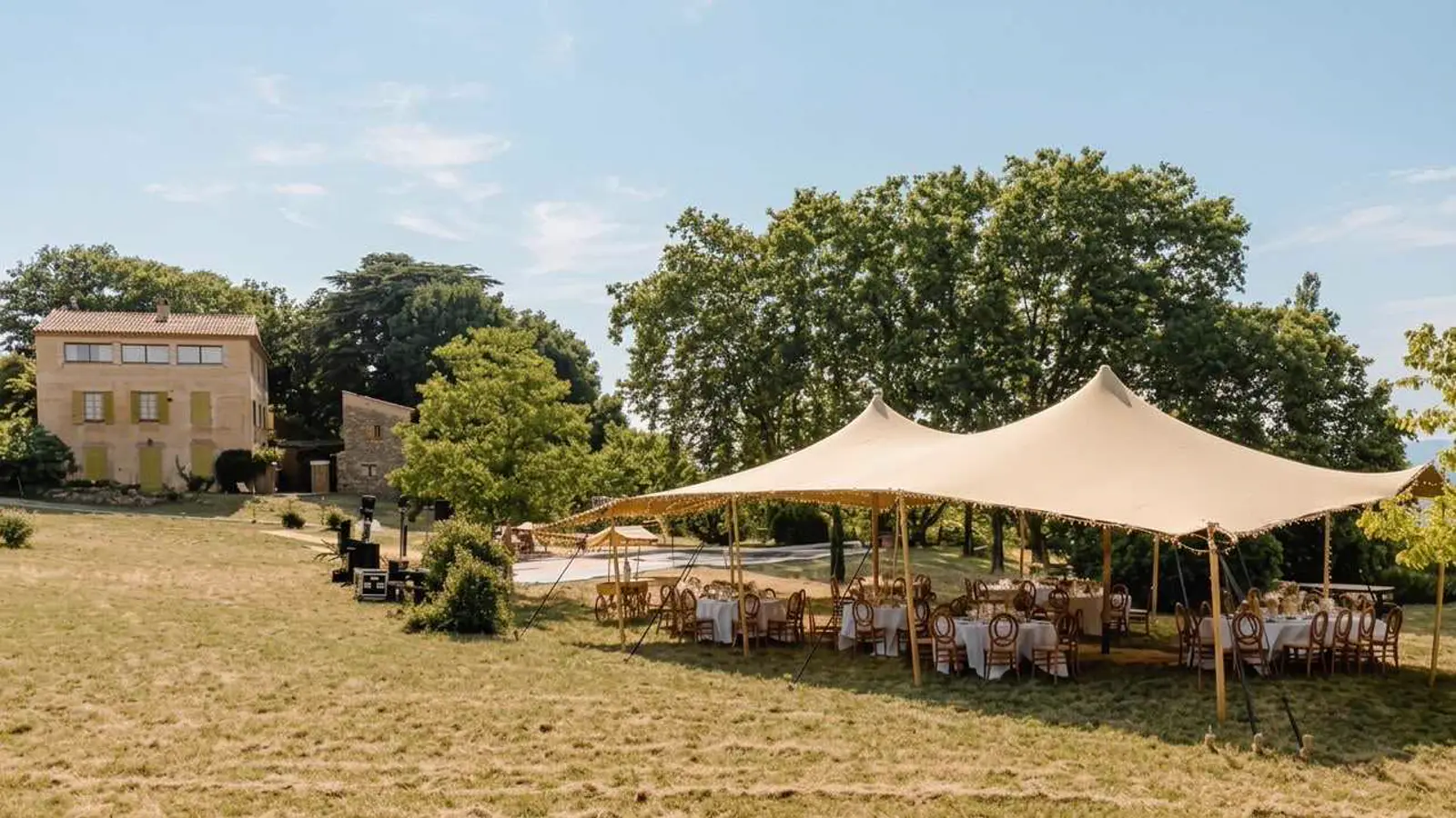 Location d’une tente de mariage pour 100 personnes : quel prix et quelle organisation ?